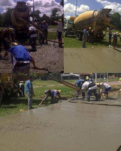 Cooperativas del Programa Argentina Trabaja construyen un play�n multideportes en Glew 