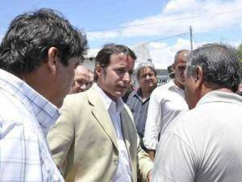Plantaron 100 fresnos en la ribera para contribuir al saneamiento