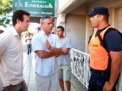 Degano y candidatos recorrieron Avda. Arist�bulo del Valle y Barrio Mar�a Selva