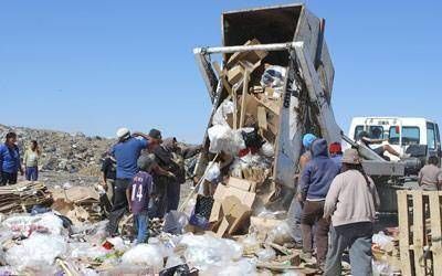 Los �invisibles� que comen de la basura