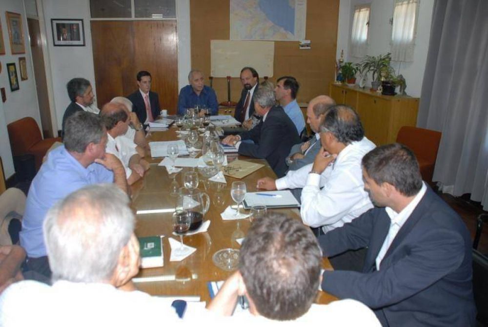 PTE. PERON - REGUEIRO SE REUNI� CON EDESUR, ENRE Y EL MINISTERIO DE PLANIFICACION