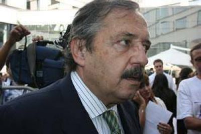 Alfons�n llega en abril en medio de la interna radical