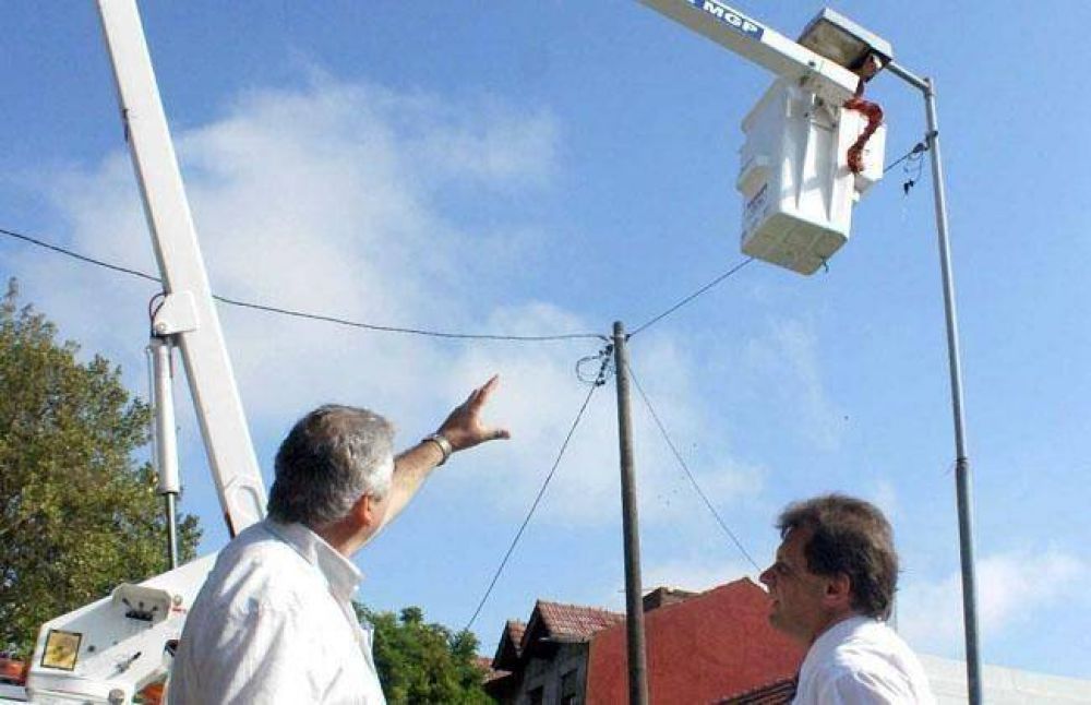 Repotencian m�s de 800 luminarias en el barrio San Carlos