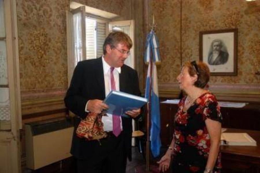 El c�nsul franc�s visit� Luj�n y propuso �cooperaci�n econ�mica y social�