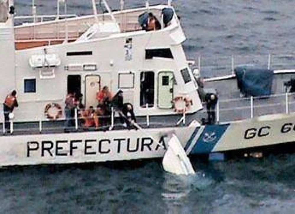 Rescatan tripulaci�n de un barco que se hundi� frente a las costas de Gesell