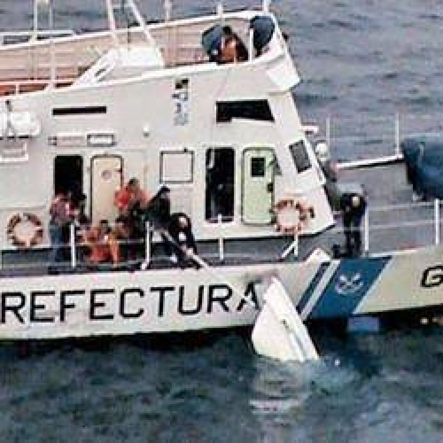 Rescatan tripulación de un barco que se hundió frente a las costas de