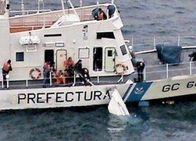 Rescatan tripulaci�n de un barco que se hundi� frente a las costas de Gesell