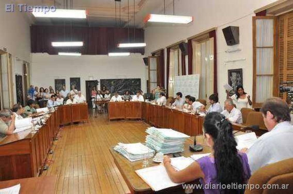 EL CONCEJO PIDE AL D.E. QUE SUSPENDA LA CONSTRUCCI�N DE LA ROTONDA
