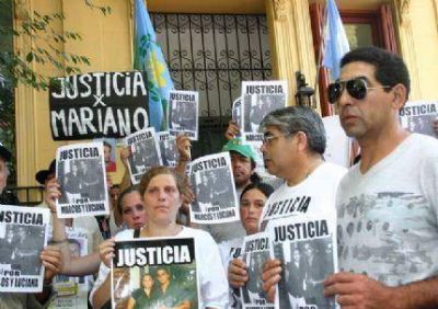 Familiares de v�ctimas de tr�nsito reclamaron frente a la Fiscal�a n�11
