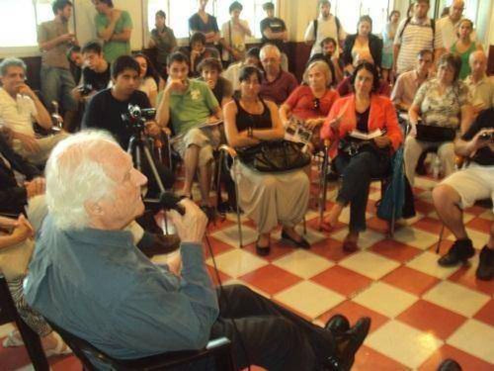 Pino Solanas cerr� un foro de pol�ticas p�blicas en Mart�nez