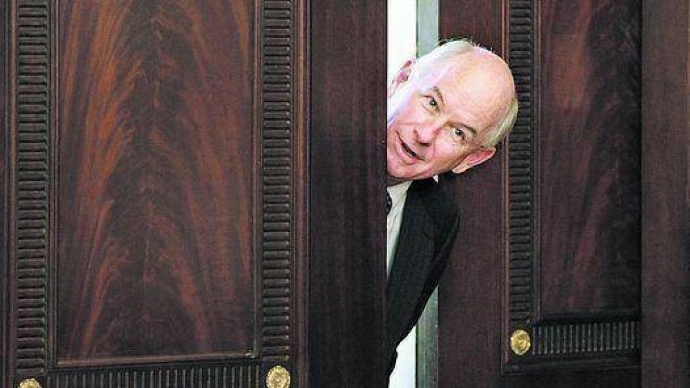 Renunci� el vocero de Hillary tras duras cr�ticas en el caso WikiLeaks