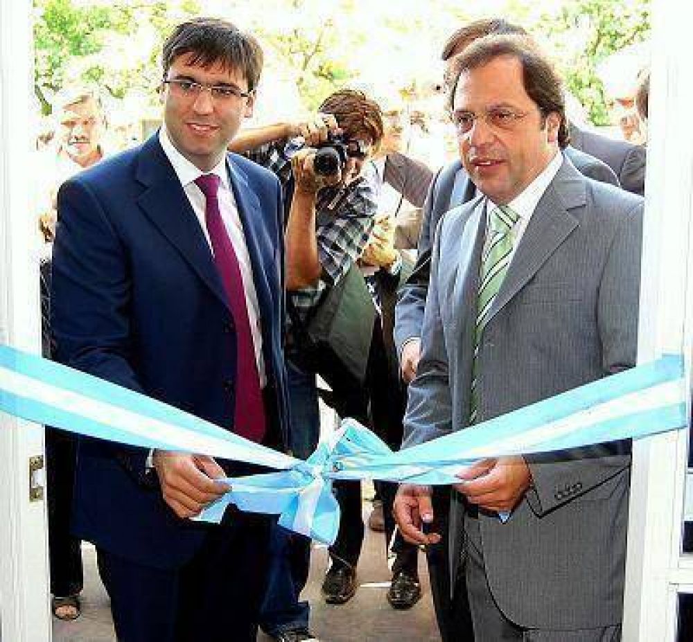 Dos escuelas secundarias reciben Netbooks 