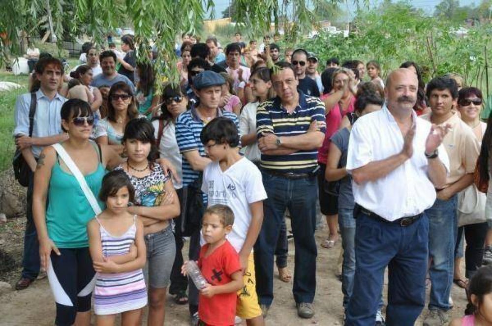 El intendente C�ffaro entreg� 44 lotes con servicios