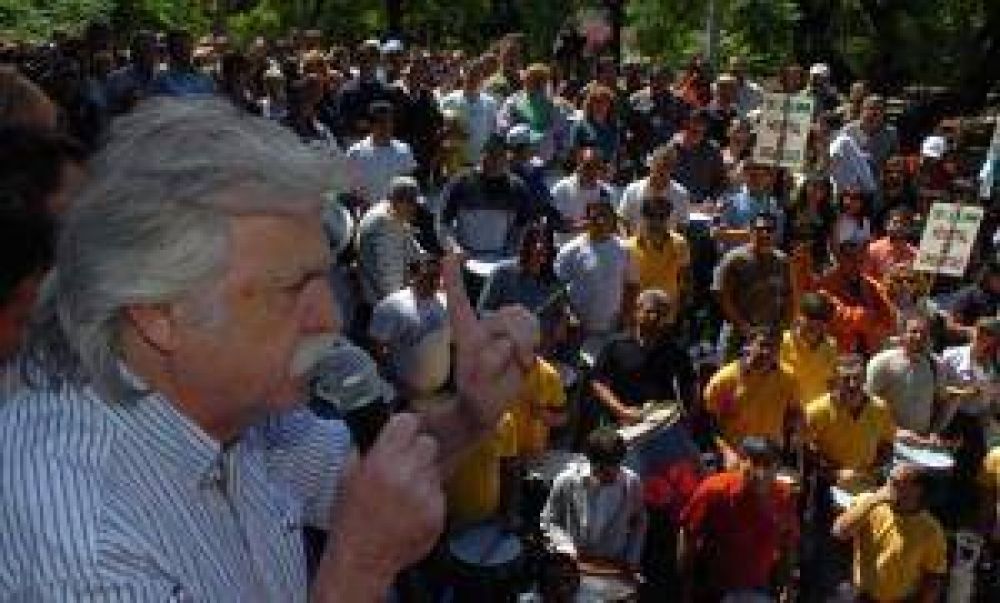 "Se pasan por el culo los derechos laborales"