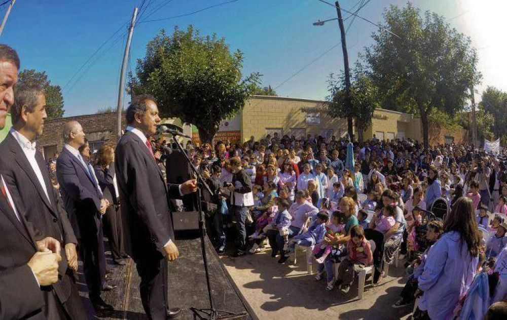 Daniel Scioli: �Se trabaja incansablemente por la dignidad educativa� 