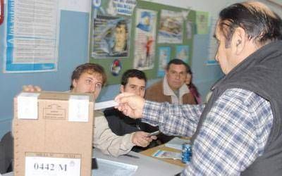 Apuntan a suplir con docentes la renuncia de autoridades de mesa