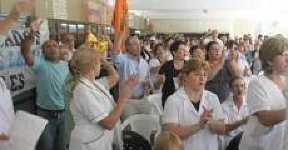 Los gremios de la sanidad no aceptaron la propuesta del PE y el viernes volver�n a reunirse 