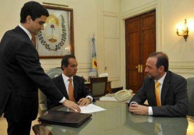 En el Gabinete de Scioli unos hacen anuncios y otros salen a desmentirlos