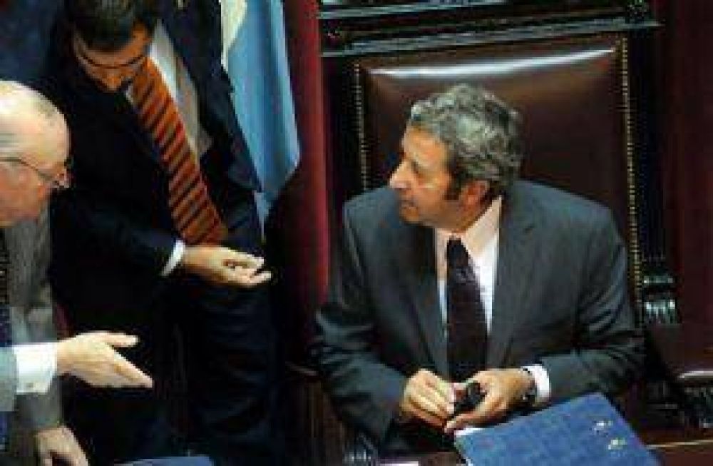La propuesta de Cobos fracas� y dice que lucha "en soledad"
