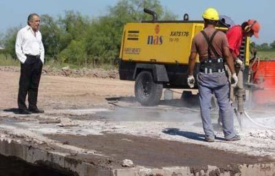 Ricardo Casi visit� obras de cord�n cuneta, puente del Hospital y acueducto