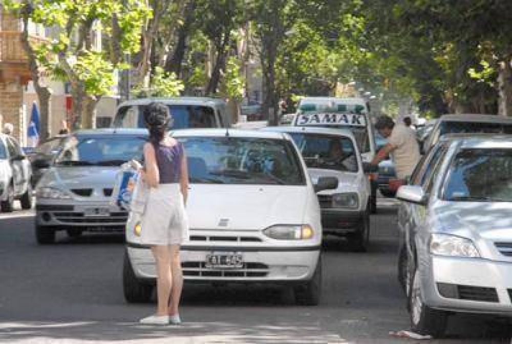 Concejales aprueban las fotomultas para los que estacionan en doble fila