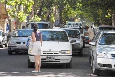 Concejales aprueban las fotomultas para los que estacionan en doble fila
