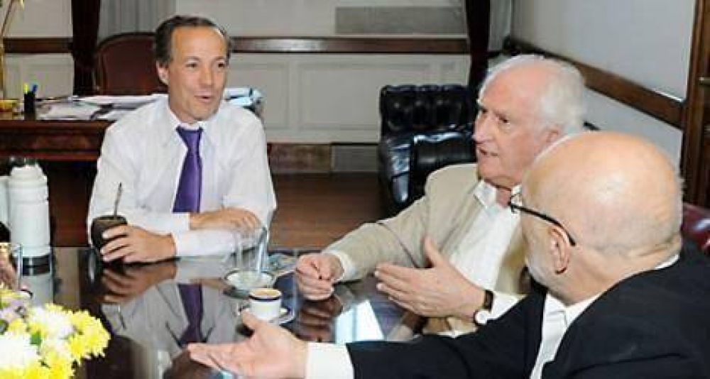 Pino Solanas procura sumar al socialismo a una coalici�n nacional