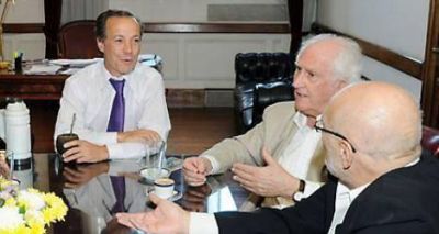 Pino Solanas procura sumar al socialismo a una coalici�n nacional
