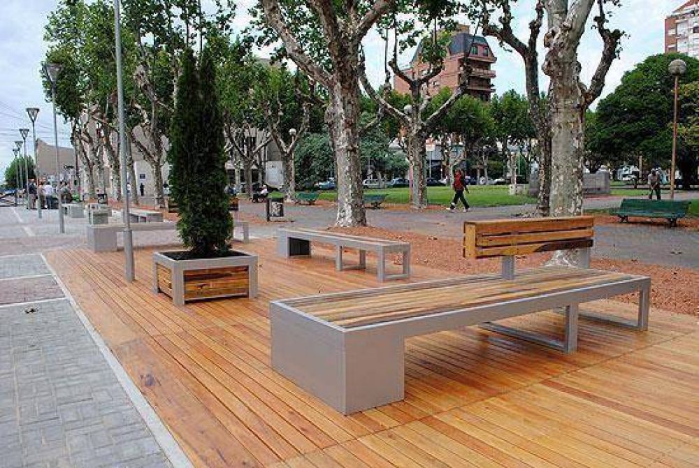 El Paseo Jes�s Mend�a, listo para su primera noche de fiesta