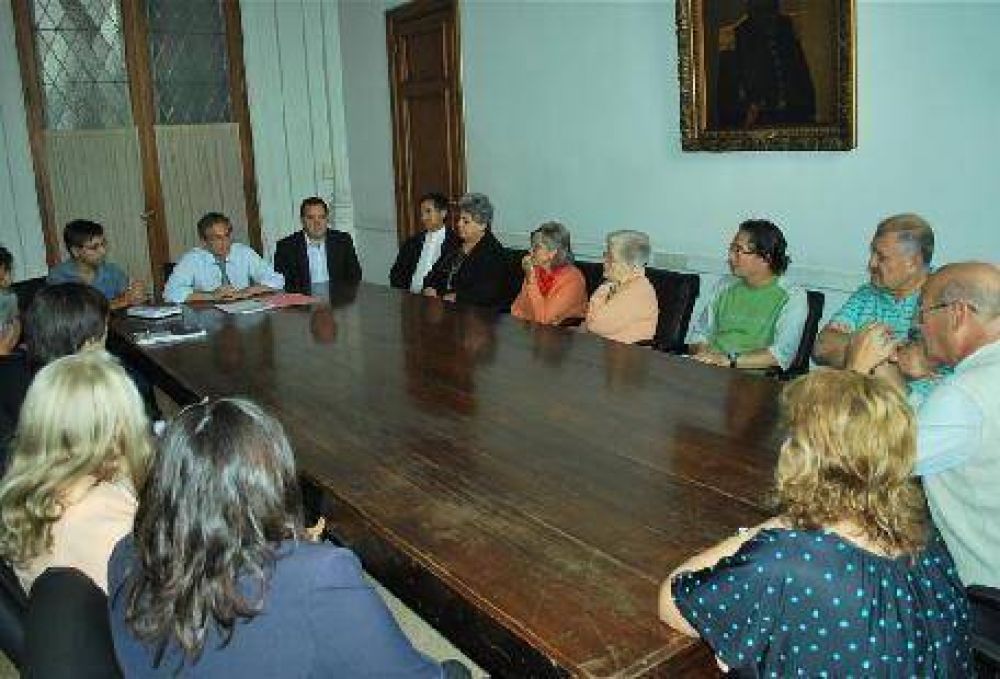 El Intendente Eseverri entreg� apoyos econ�micos a las C�ritas de nuestra ciudad 