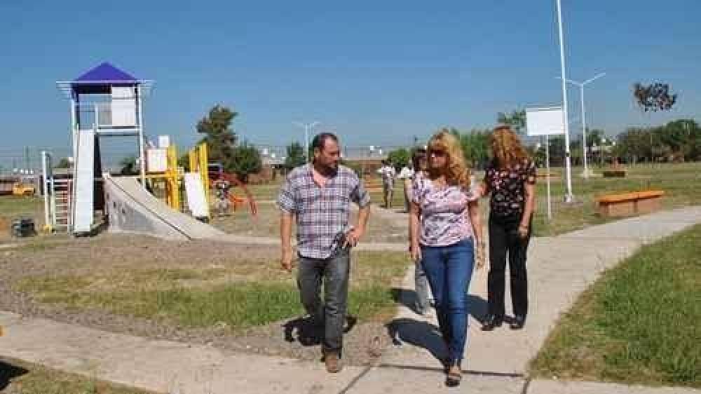 El municipio construye una moderna plaza en el barrio 400 Viviendas