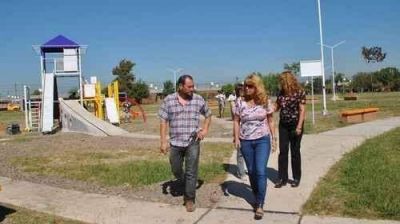 El municipio construye una moderna plaza en el barrio 400 Viviendas
