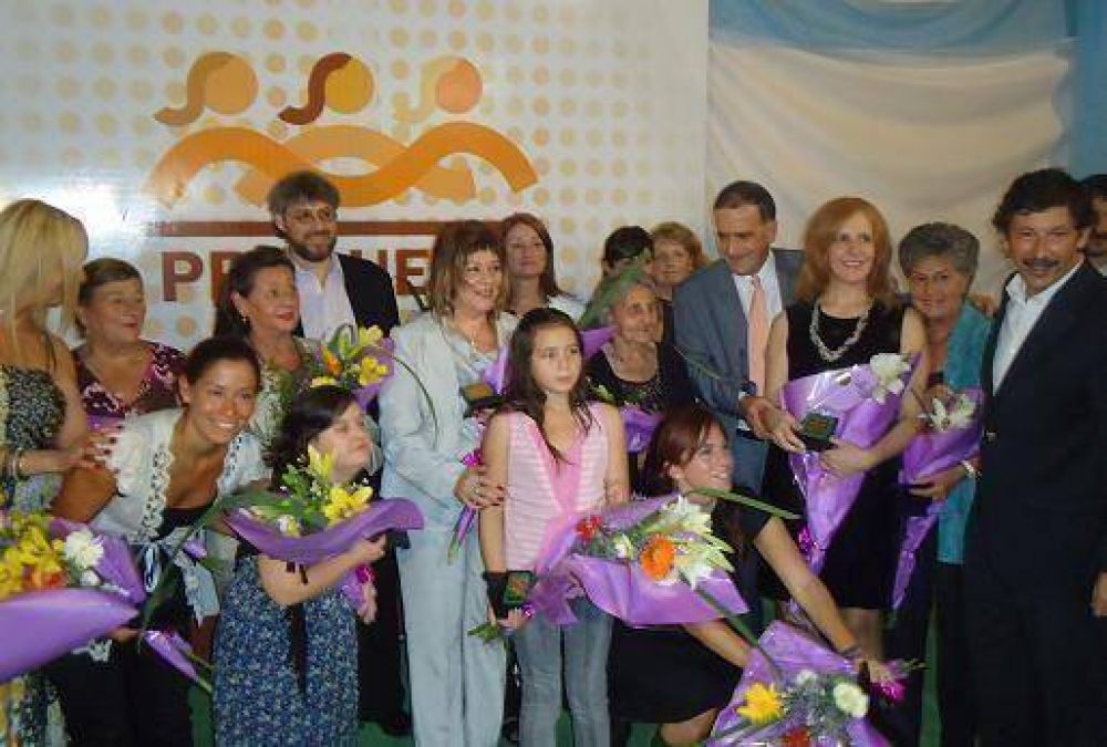 Erro y Posse en un homenaje a las mujeres del partido de Vicente L�pez
