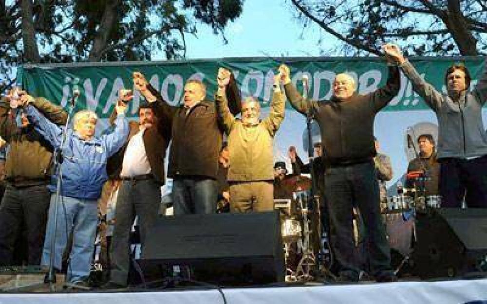 Al lado de Das Neves, Buzzi cerr� con una caravana