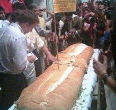 El s�ndwich m�s grande de milanesa es record tucumano