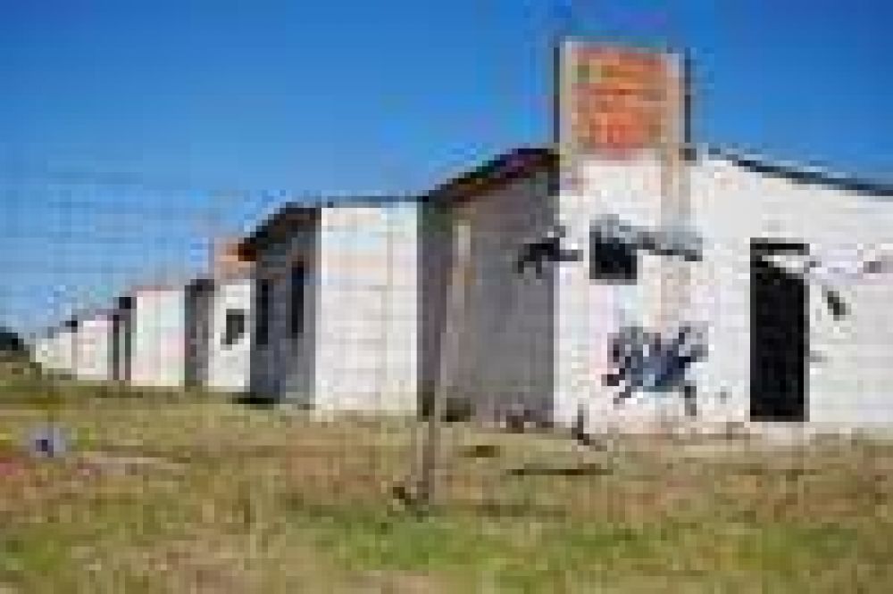Sigue parada la construcci�n de casas por las ocupaciones 