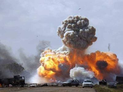 Las tropas de Khadafi escapan de Bengasi y ahora bombardean Misrata