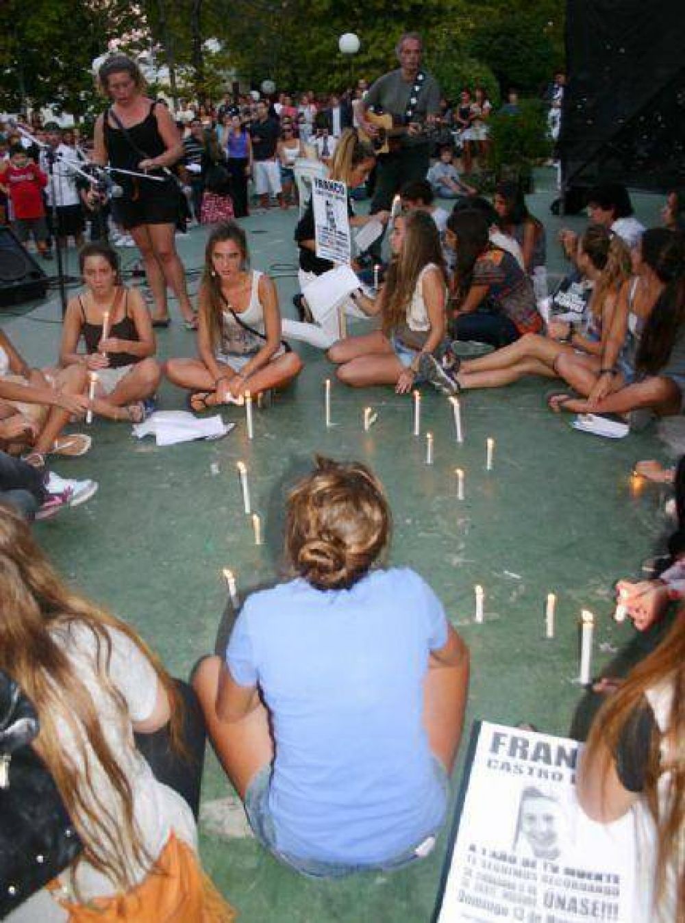 A un a�o de su asesinato, unas seiscientas personas, recordaron a Franco Castro L�pez en la Plaza del Agua