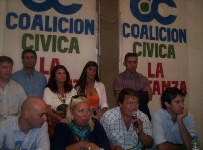 Elisa Carri� y �Toty� Flores inauguraron una escuela primaria