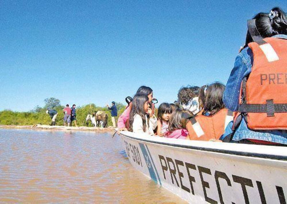Las defensas de Dora soportan una enorme masa de agua que ingresa por el Salado 