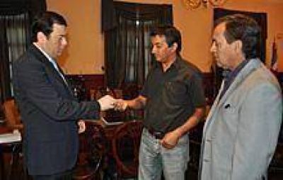 El gobernador entreg� tractores a autoridades comunales del interior 