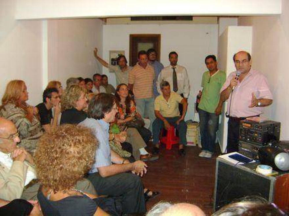 Avanza la construcci�n de una alternativa al bipartidismo
