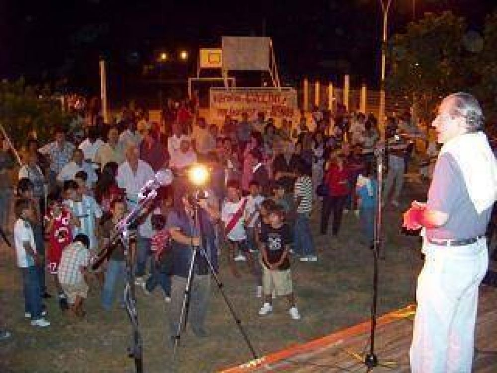 Cipolini inaugur� un parque infantil y un play�n deportivo con canchas de f�tbol, v�ley y b�squet
