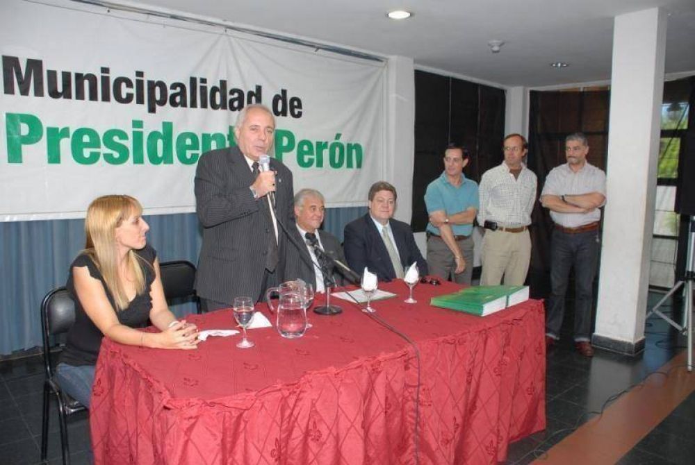 PTE. PERON - EL INTENDENTE REQUEIRO CON COMERCIANTES