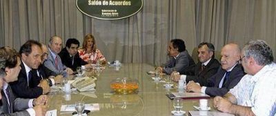 Scioli seduce a varios "d�scolos" del G-8 en un intento por aislar a Massa