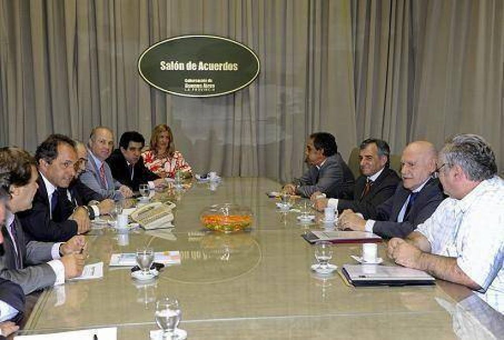 Scioli junto a los intendentes De la Torre, Guzm�n, Acu�a y Cariglino