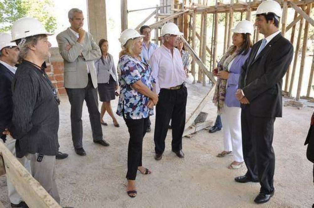 La Intendente Giroldi visit� la obra de un nuevo emprendimiento hotelero que se radica en Campana