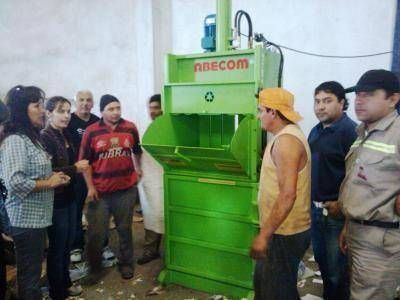 La municipalidad provey� de una prensa compactadora a la Cooperativa Los Caminantes
