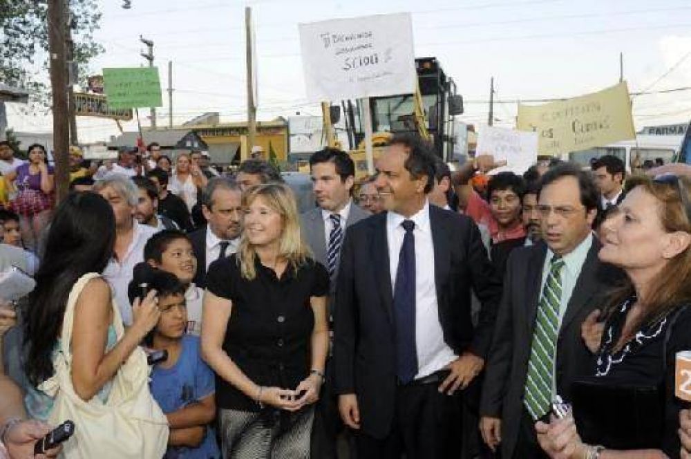 Con una intensa agenda en Brown, el gobernador inaugur� obras y entreg� m�s de 300 escrituras