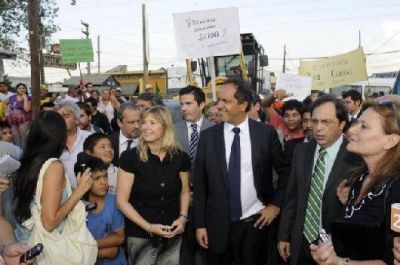 Con una intensa agenda en Brown, el gobernador inaugur� obras y entreg� m�s de 300 escrituras